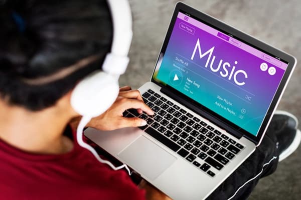 Major Music Labels Negotiate AI Copyright Deals with Udio and Suno
